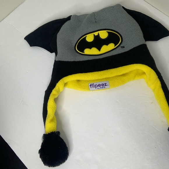 Batman Beanie Hat with Flapping Wings - Picture 4 of 4